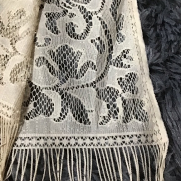 Gorgeous Cream Lace shawl/scarf/wrap with fringe detail - Picture 7 of 8